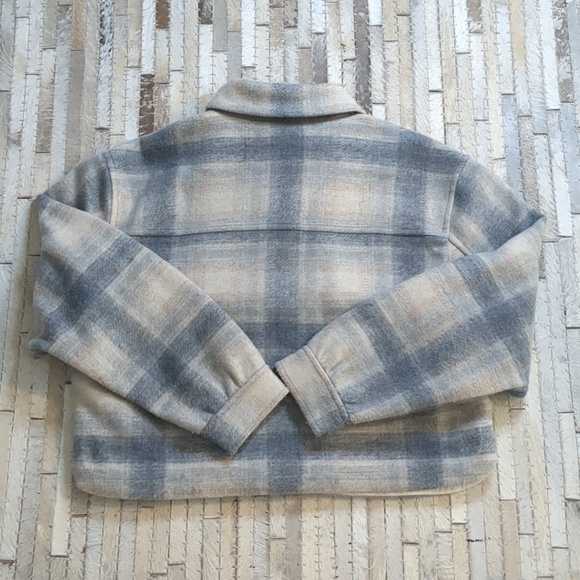 Abercrombie & Fitch Women's Size L Cropped Plaid Flannel Shacket Jacket - Picture 2 of 7